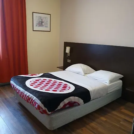 Hotel Queen Mary 3*