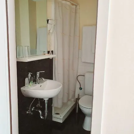 Hotel Queen Mary 3*
